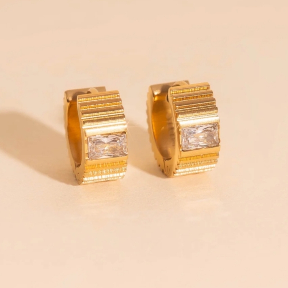 NWT Oh Clementine Textured Crystal Super Chunky Huggie Hoop Earrings 18k Gold